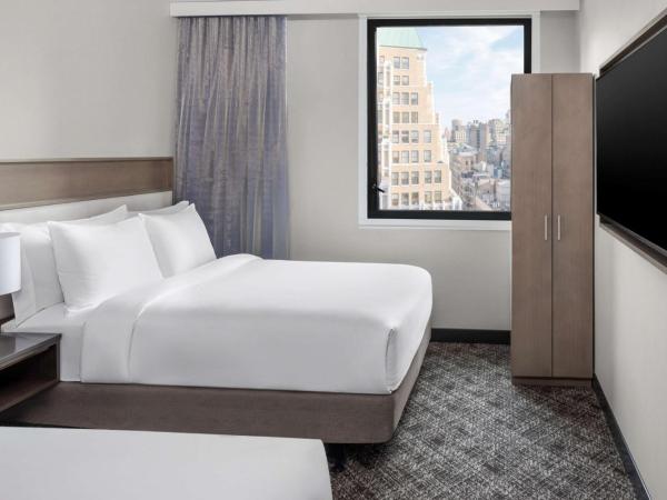 DoubleTree by Hilton New York Times Square South : photo 1 de la chambre chambre double avec 2 lits doubles et douche accessible en fauteuil roulant - accès pour personnes à mobilité réduite