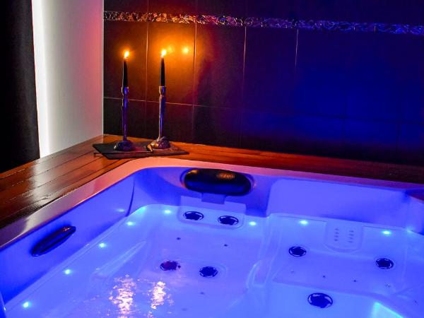 SUITE 785 jacuzzi : photo 6 de la chambre chambre lit king-size avec baignoire spa