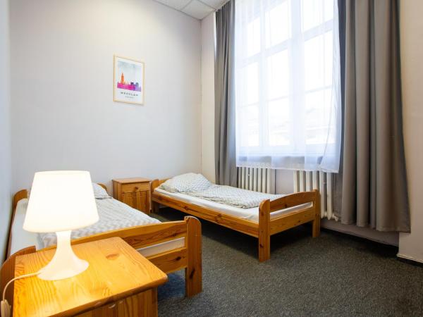 Moon Hostel Wrocław : photo 3 de la chambre chambre lits jumeaux avec salle de bains commune