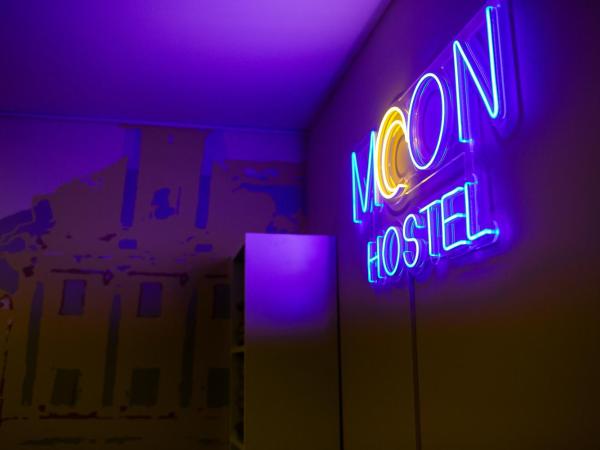 Moon Hostel Wrocław : photo 8 de la chambre chambre double avec salle de bains privative