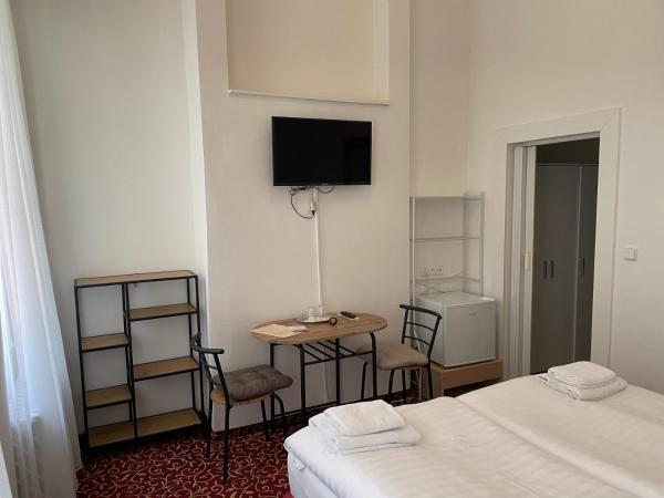 Romania : photo 3 de la chambre chambre double standard - vue sur cour