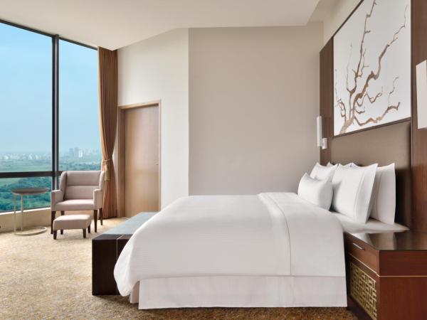 The Westin Kolkata Rajarhat : photo 1 de la chambre chambre lit king-size de luxe avec baignoire