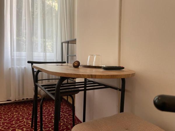 Romania : photo 5 de la chambre chambre double standard - vue sur cour