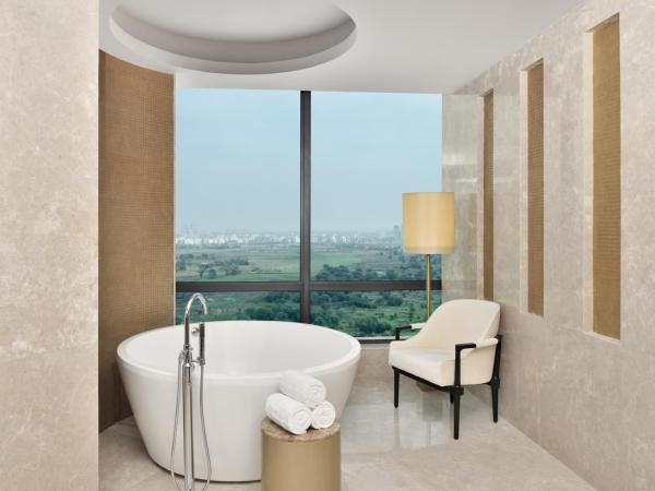 The Westin Kolkata Rajarhat : photo 1 de la chambre lake view suite with lounge access (imfl brands and starters during the happy hours from 6:30 pm to 8:30 pm) with 2 way airport transfers