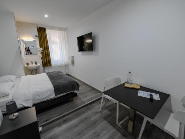 Hotel de France : photo 3 de la chambre chambre double avec toilettes communes