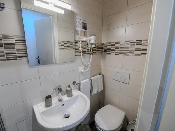 Hotel de France : photo 4 de la chambre chambre simple avec salle de bains privative