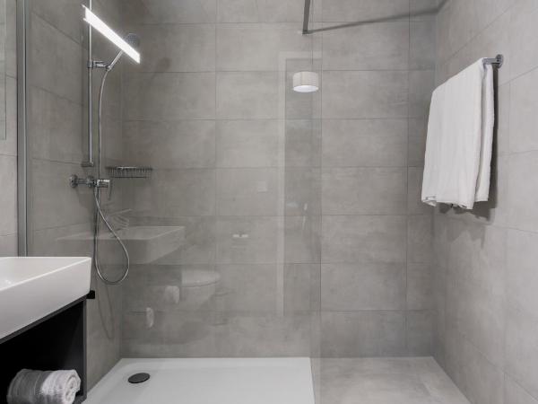 YParc Hôtel : photo 7 de la chambre chambre double ou lits jumeaux avec salle de bains privative