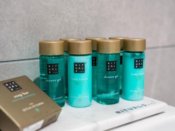 YParc Hôtel : photo 1 de la chambre chambre double ou lits jumeaux avec salle de bains privative