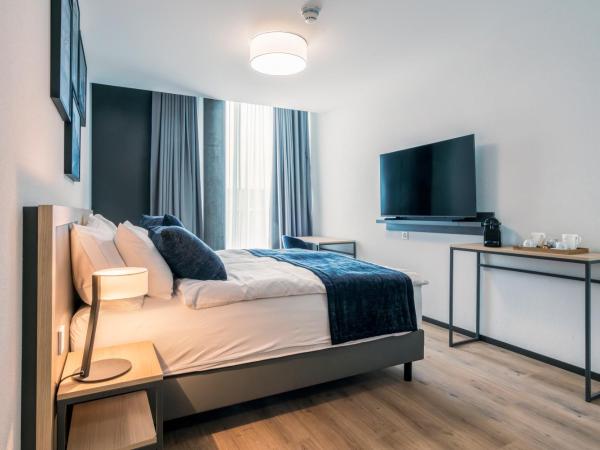 YParc Hôtel : photo 4 de la chambre chambre double ou lits jumeaux avec salle de bains privative