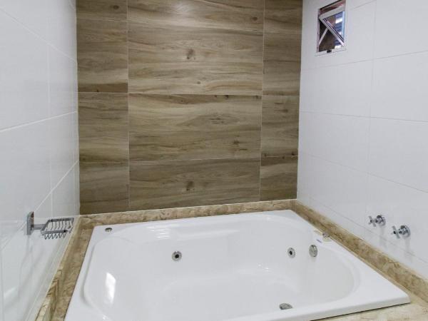 Motel Maresias - Radial Leste : photo 1 de la chambre suite avec jacuzzi