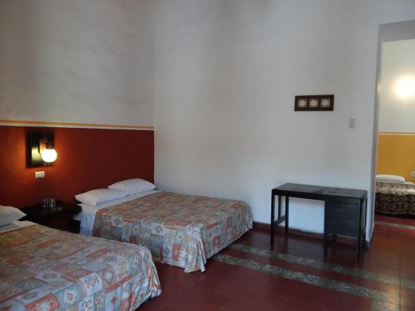 Hotel Principal : photo 4 de la chambre chambre triple avec salle de bains privative