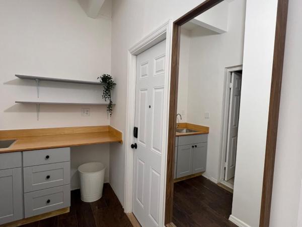 East Harlem Hostel : photo 9 de la chambre chambre lit queen-size avec salle de bains commune 