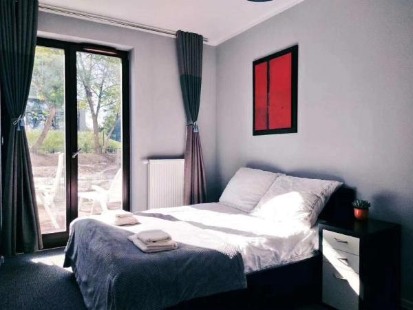 Near airport cybernetyki Inn : photo 1 de la chambre chambre double avec salle de bains commune