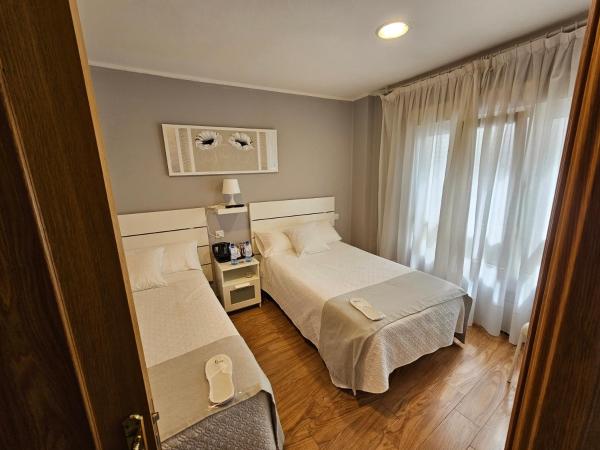 Hostal Fidalgo : photo 3 de la chambre chambre lits jumeaux avec salle de bains