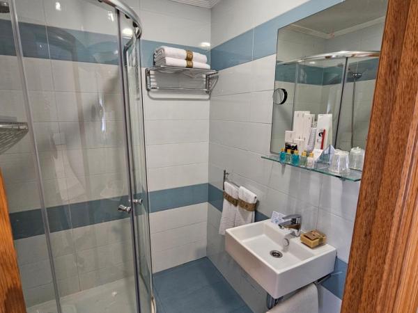 Hostal Fidalgo : photo 4 de la chambre chambre lits jumeaux avec salle de bains