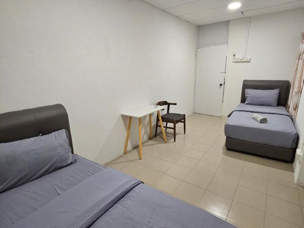 SS HOSTEL PENANG : photo 3 de la chambre chambre lits jumeaux avec salle de bains commune