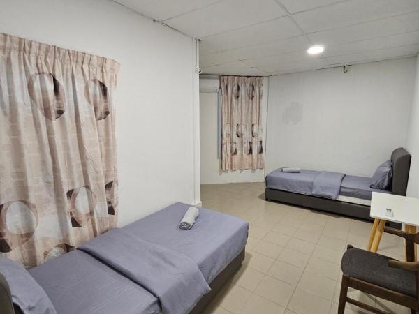 SS HOSTEL PENANG : photo 1 de la chambre chambre lits jumeaux avec salle de bains commune