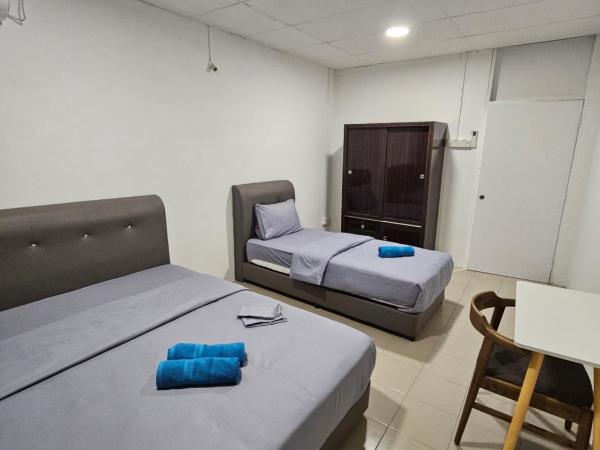 SS HOSTEL PENANG : photo 1 de la chambre chambre familiale avec salle de bains commune