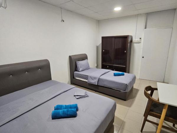 SS HOSTEL PENANG : photo 3 de la chambre chambre familiale avec salle de bains commune