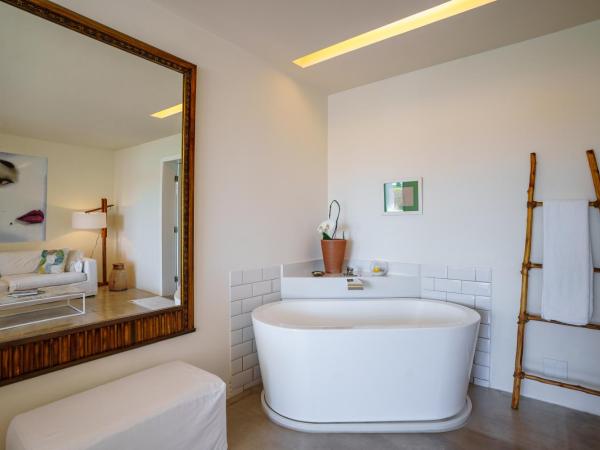 Abracadabra Pousada : photo 1 de la chambre loft suite with bathtub and sea view
