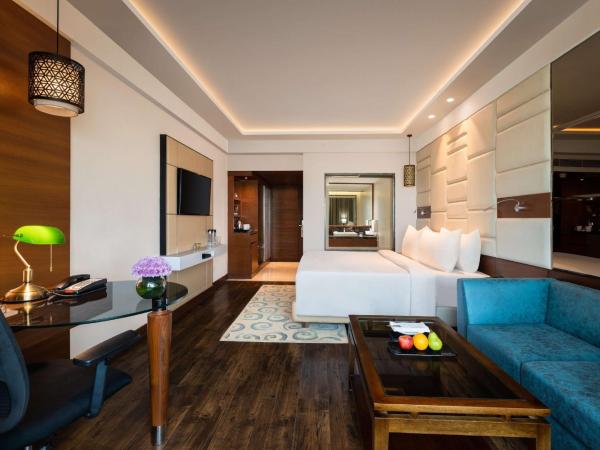 Radisson Jaipur City Center : photo 1 de la chambre suite- enjoy 2 way airport transfers,complementary 2 pints of beer or 2 imfl (30 ml) along with 1 veg/non veg platter between 5:00 pm to 7:00 pm in red lounge per night per room.