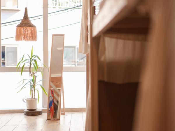 Hostel Ini kobe & Donut cafe : photo 2 de la chambre chambre familiale avec salle de bains commune