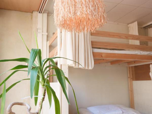 Hostel Ini kobe & Donut cafe : photo 3 de la chambre chambre familiale avec salle de bains commune