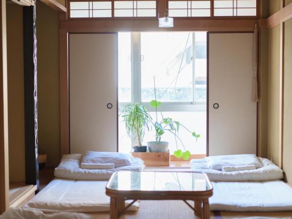 Hostel Ini kobe & Donut cafe : photo 2 de la chambre chambre familiale avec salle de bains commune