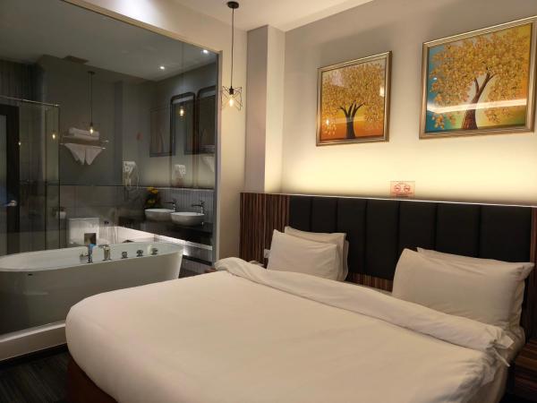 Asiatic Hotel : photo 2 de la chambre chambre lit king-size avec baignoire spa