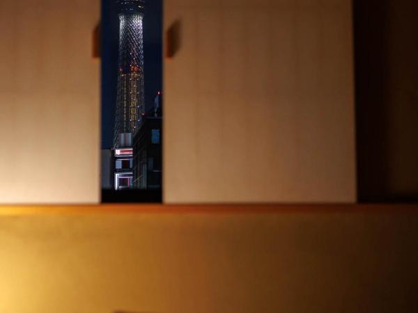 Kaminarimon Ryokan : photo 3 de la chambre chambre triple avec baignoire