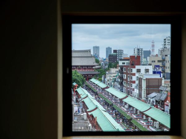 Kaminarimon Ryokan : photo 4 de la chambre chambre triple avec baignoire