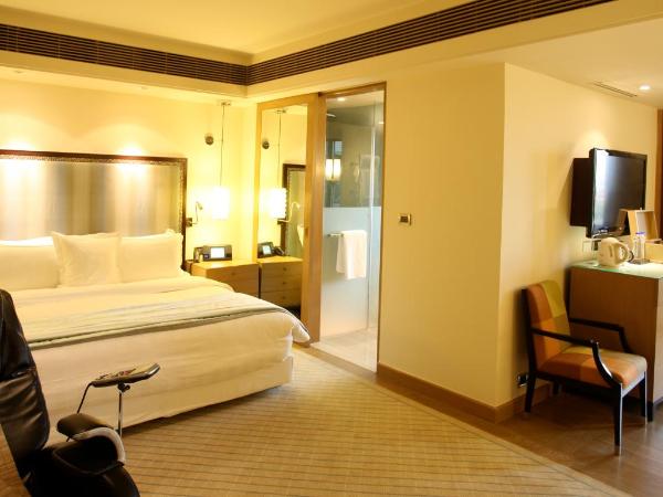 ITC Gardenia, a Luxury Collection Hotel, Bengaluru : photo 4 de la chambre itc one, club level, guest room, 1 king, pool view, balcony
