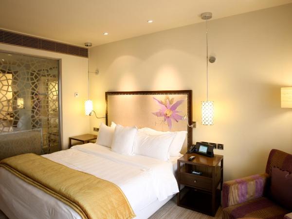 ITC Gardenia, a Luxury Collection Hotel, Bengaluru : photo 1 de la chambre itc one, club level, guest room, 1 king, pool view, balcony