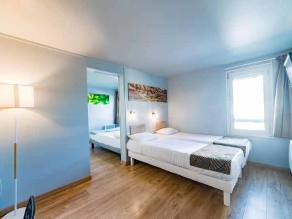 Brit Hotel Macon Nord Autoroute du Soleil : photo 1 de la chambre chambre quadruple