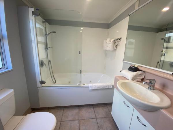 Lakeside Taupo Motel : photo 5 de la chambre studio lits jumeaux spa