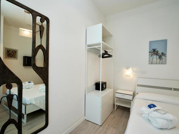 Hotel Estate : photo 3 de la chambre chambre lit queen-size avec baignoire spa