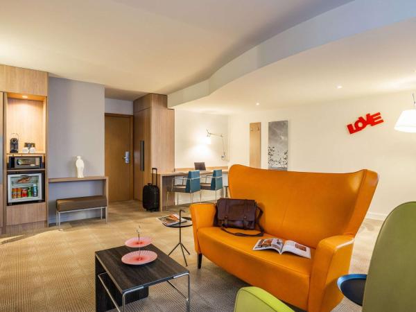 Novotel Mechelen Centrum : photo 2 de la chambre suite junior avec 1 lit double et canapé