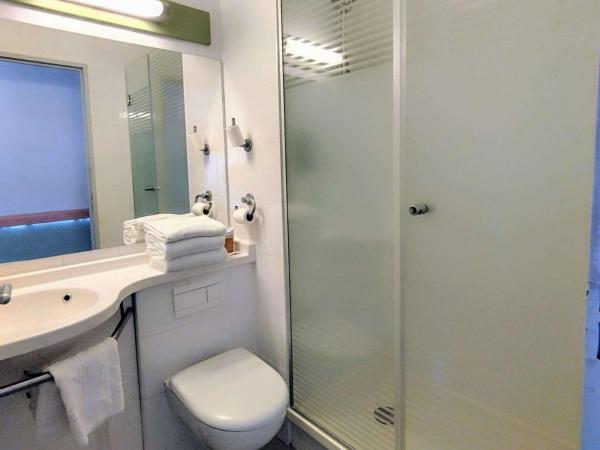 Ibis Budget Toulon Centre : photo 4 de la chambre chambre familiale avec 1 lit double et 2 lits simples