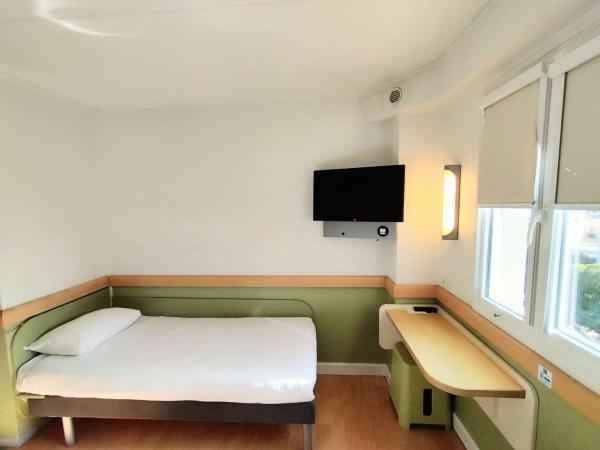 Ibis Budget Toulon Centre : photo 1 de la chambre chambre familiale avec 1 lit double et 2 lits simples