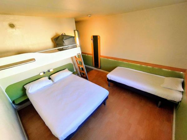 Ibis Budget Toulon Centre : photo 5 de la chambre chambre familiale avec 1 lit double et 2 lits simples