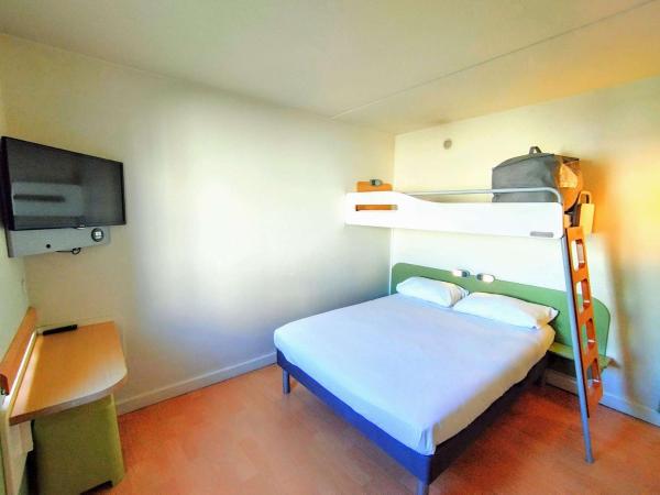 Ibis Budget Toulon Centre : photo 4 de la chambre chambre familiale avec 1 lit double et 2 lits simples