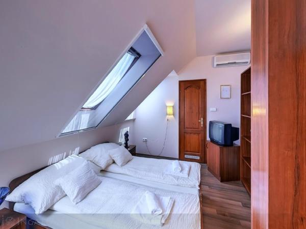 Pilóta Panzió : photo 7 de la chambre chambre lits jumeaux avec salle de bains privative