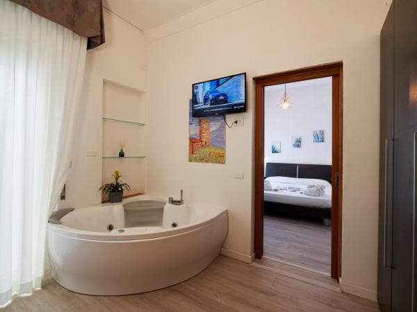 Hotel Estate : photo 4 de la chambre suite avec baignoire spa