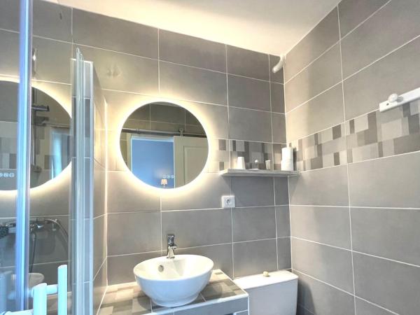 La Villa Les Mots Passants : photo 3 de la chambre petite chambre double avec douche 