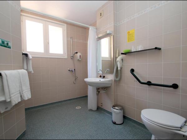 Hôtel Peyramale : photo 4 de la chambre chambre double ou lits jumeaux - accessible aux personnes à mobilité réduite