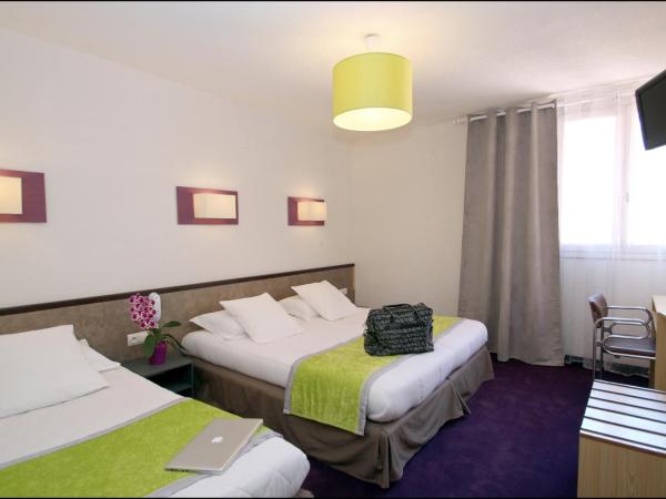 Hôtel Peyramale : photo 4 de la chambre chambre familiale (3 personnes)