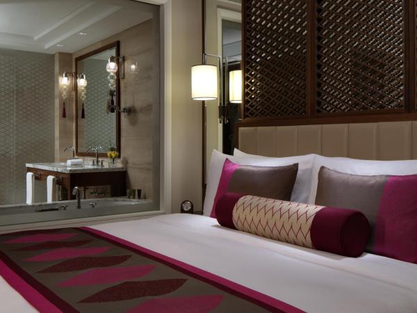 Taj Dubai : photo 2 de la chambre chambre de luxe avec lit king-size - vue sur ville