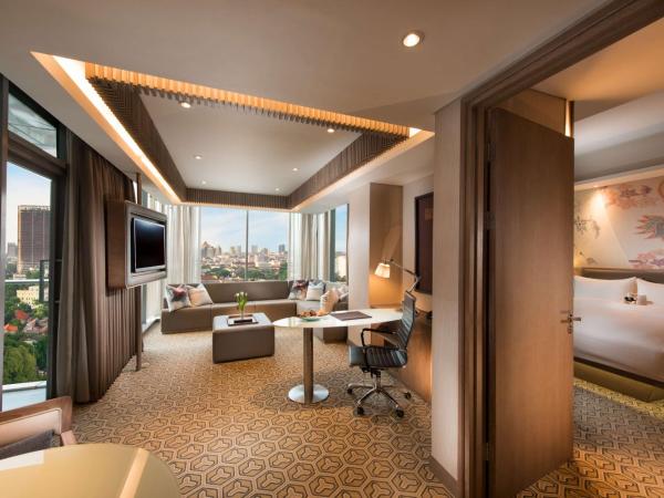 DoubleTree by Hilton Jakarta - Diponegoro : photo 1 de la chambre suite lit king-size deluxe - accès au salon