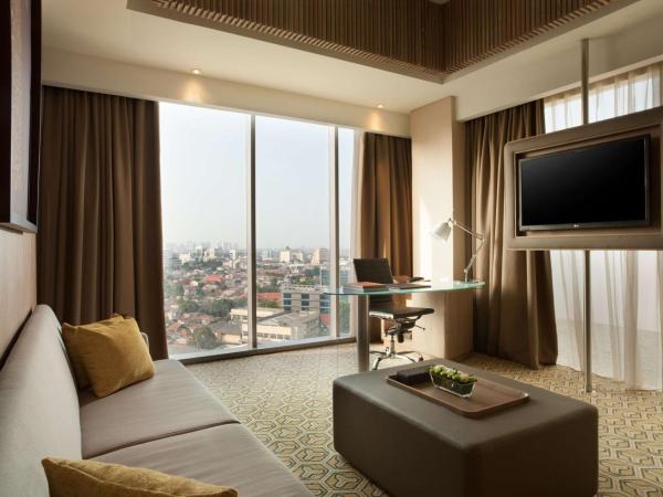 DoubleTree by Hilton Jakarta - Diponegoro : photo 3 de la chambre suite 1 chambre lit king-size - accès au salon