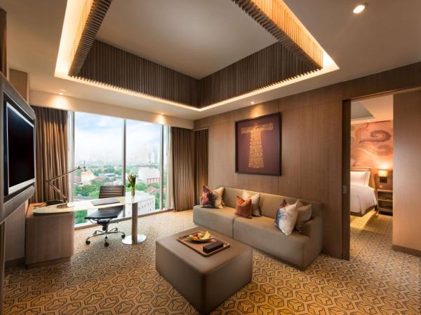 DoubleTree by Hilton Jakarta - Diponegoro : photo 2 de la chambre suite 1 chambre lit king-size - accès au salon
